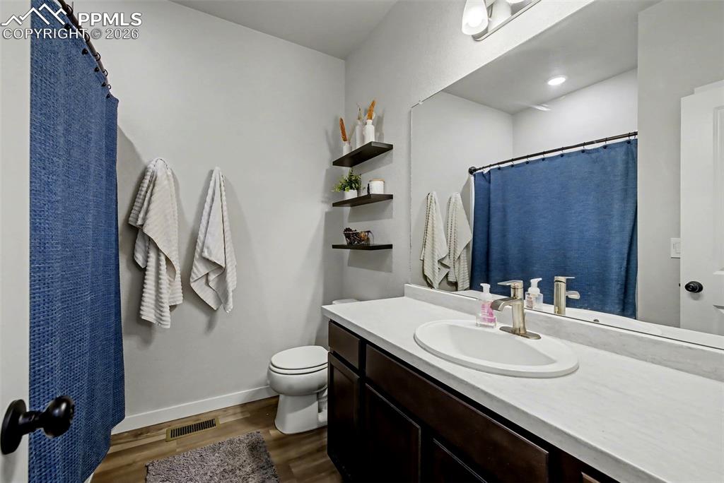 Image 16 of 24: Bathroom