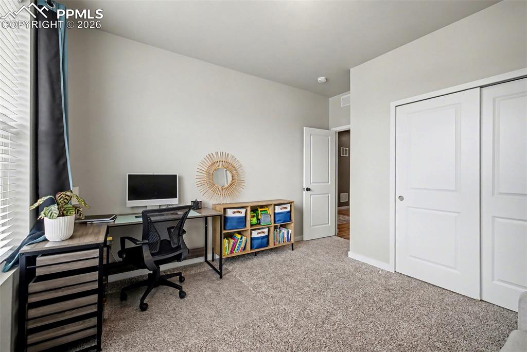 Image 18 of 24: Office