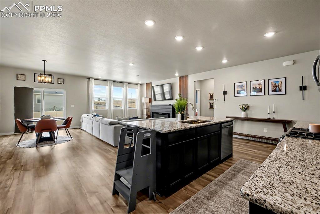 Image 7 of 24: Kitchen