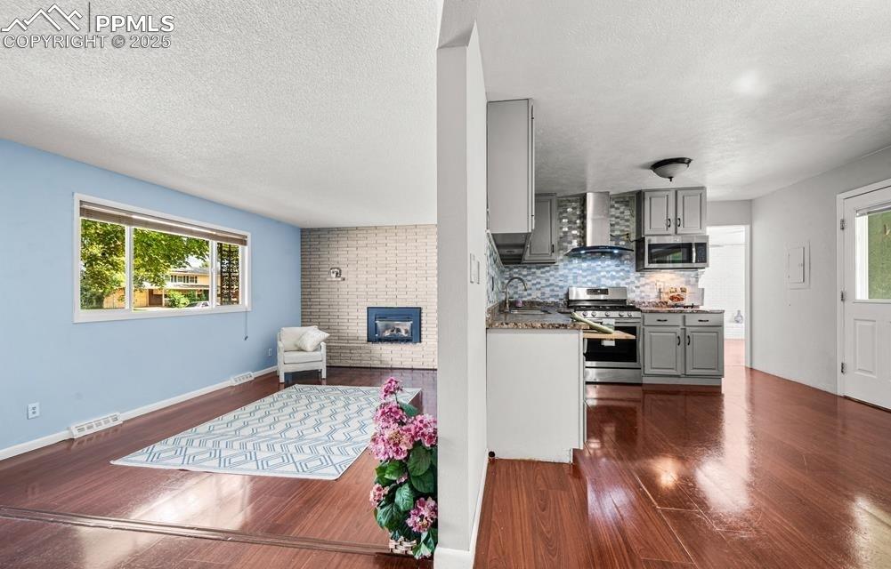 Image 13 of 21: Kitchen