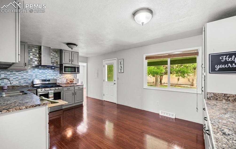 Image 14 of 21: Kitchen