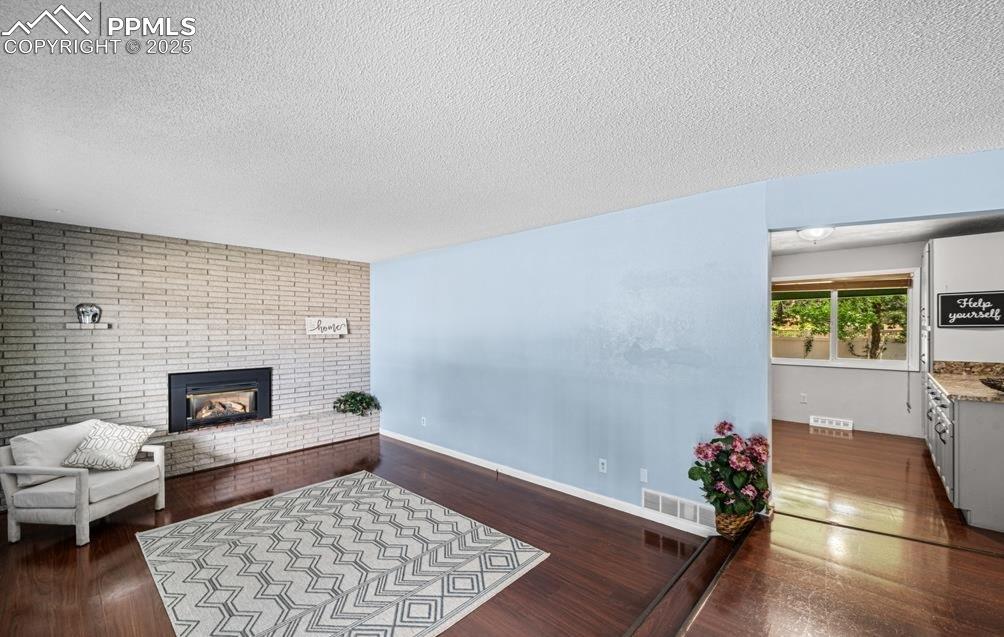 Image 5 of 21: Living Room