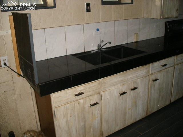 Image 17 of 34: Kitchen