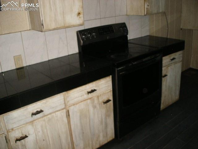 Image 18 of 34: Kitchen