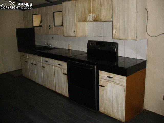 Image 20 of 34: Kitchen