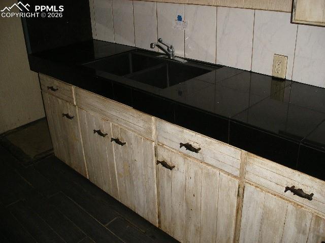 Image 21 of 34: Kitchen