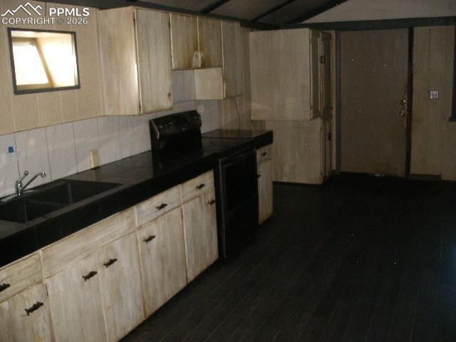 Image 22 of 34: Kitchen