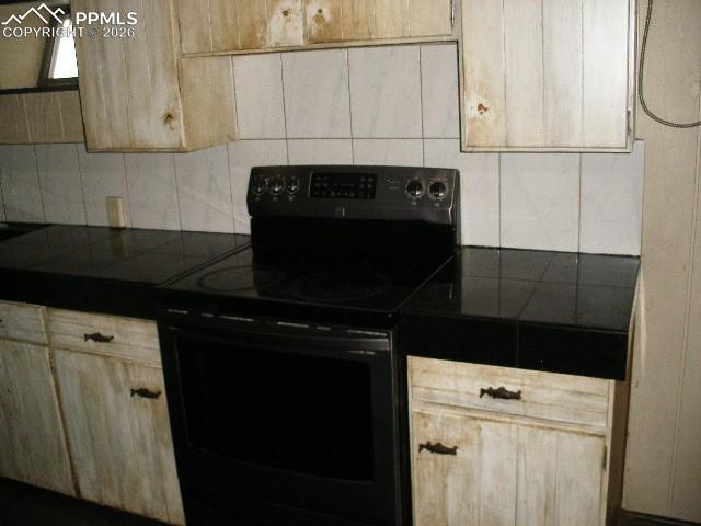 Image 23 of 34: Kitchen