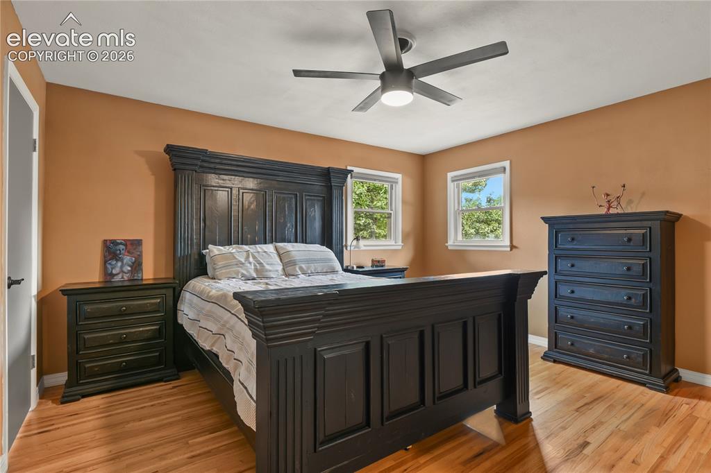 Image 19 of 48: Bedroom
