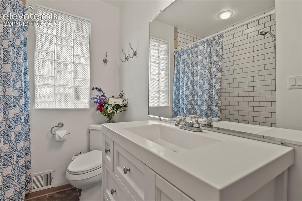 Image 23 of 48: Bathroom