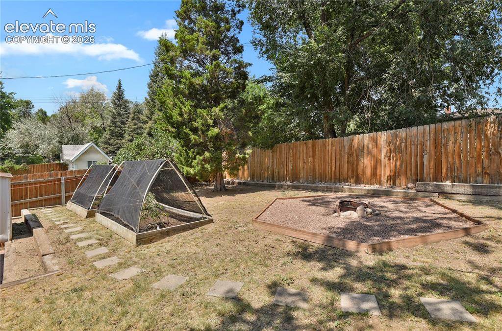Image 42 of 48: Yard