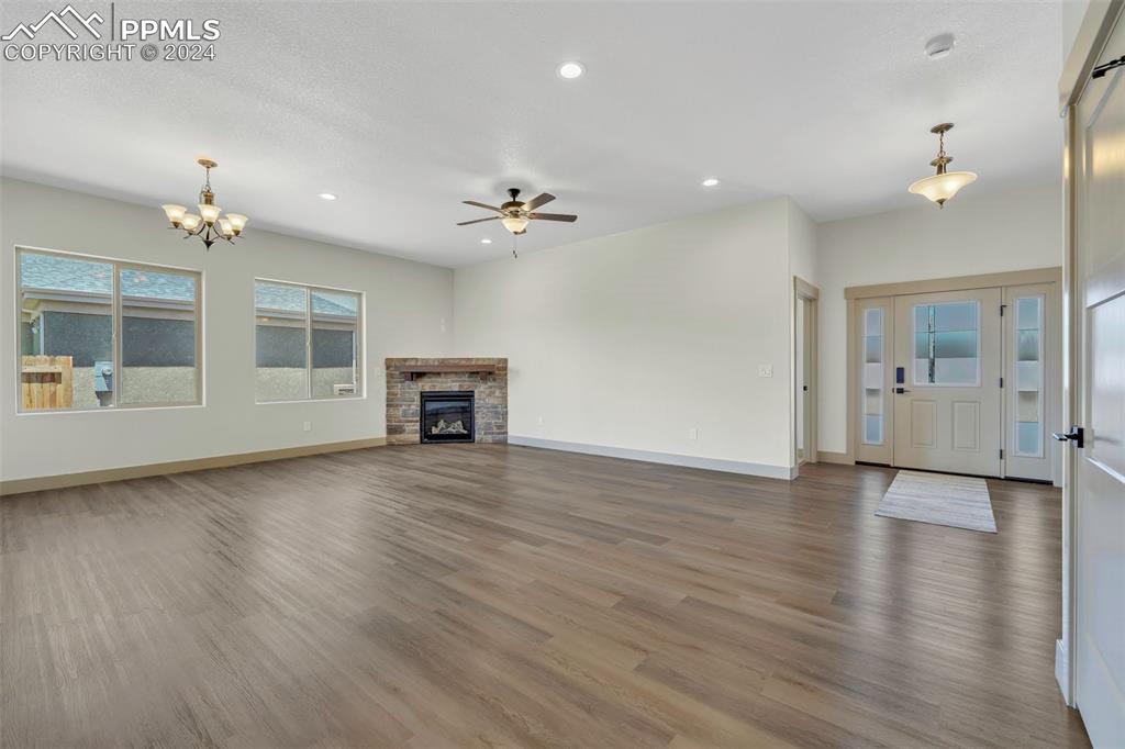 Image 6 of 21: Living Room