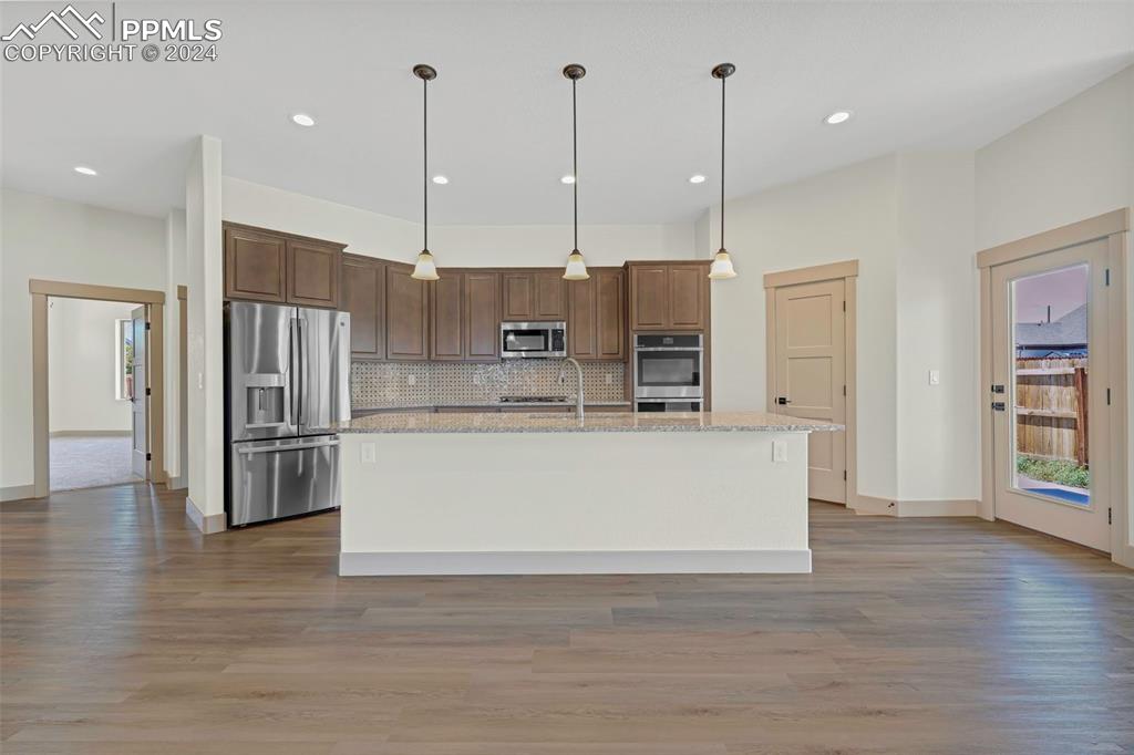 Image 7 of 21: Kitchen