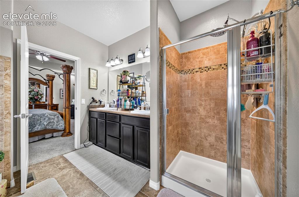 Image 14 of 30: Bathroom