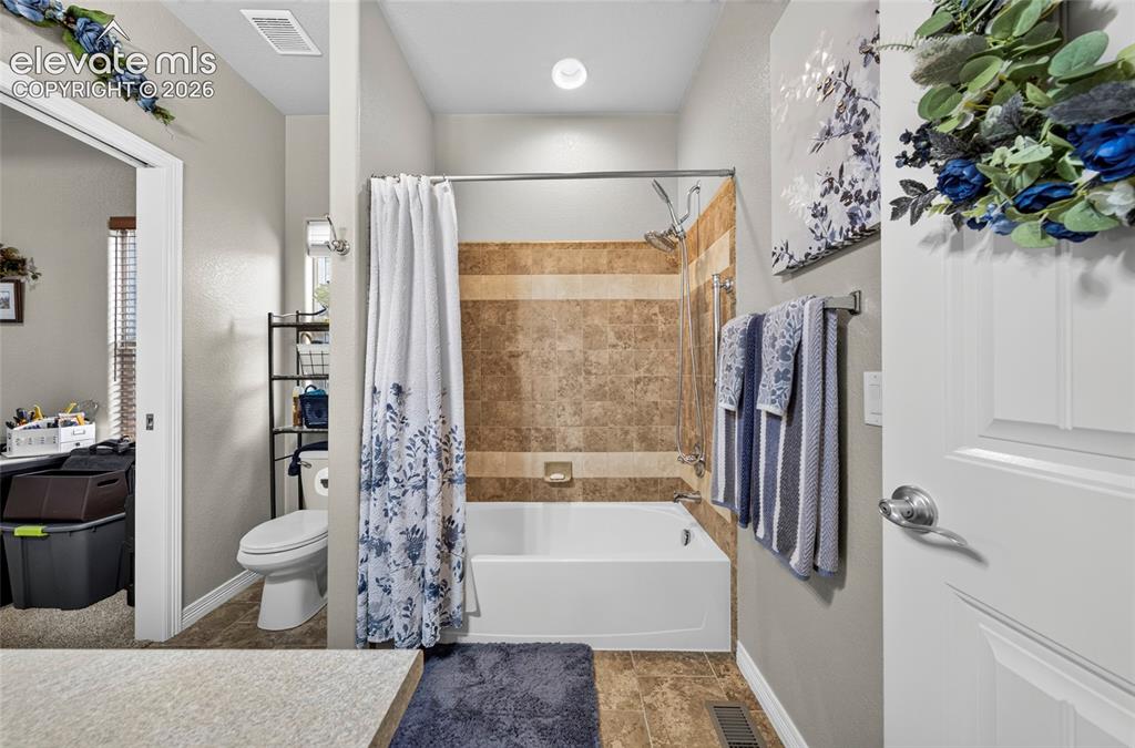 Image 17 of 30: Bathroom
