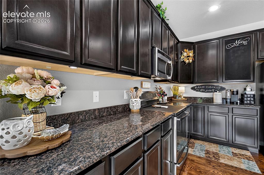 Image 7 of 30: Kitchen