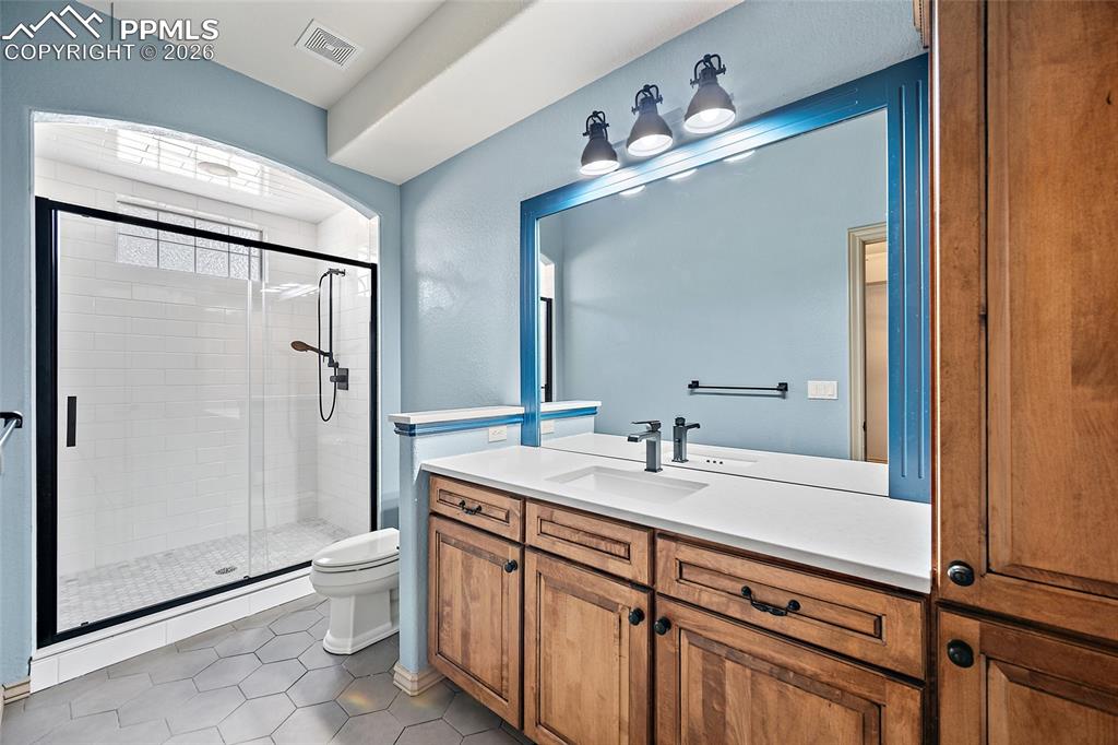 Image 41 of 47: Bathroom