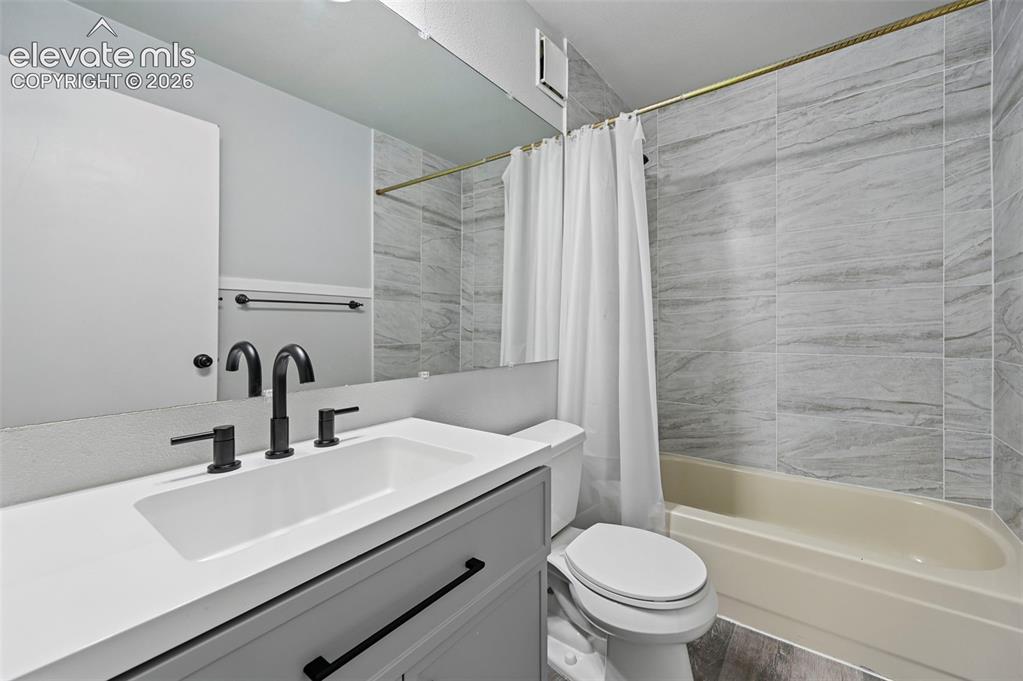 Image 13 of 21: Bathroom