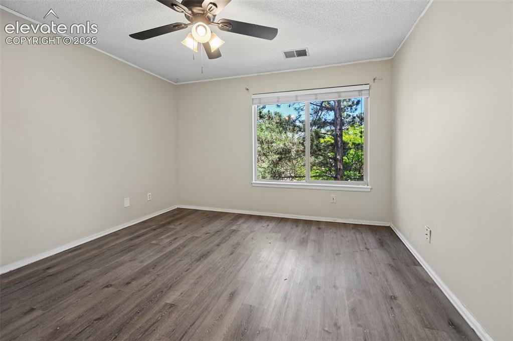 Image 15 of 21: Bedroom