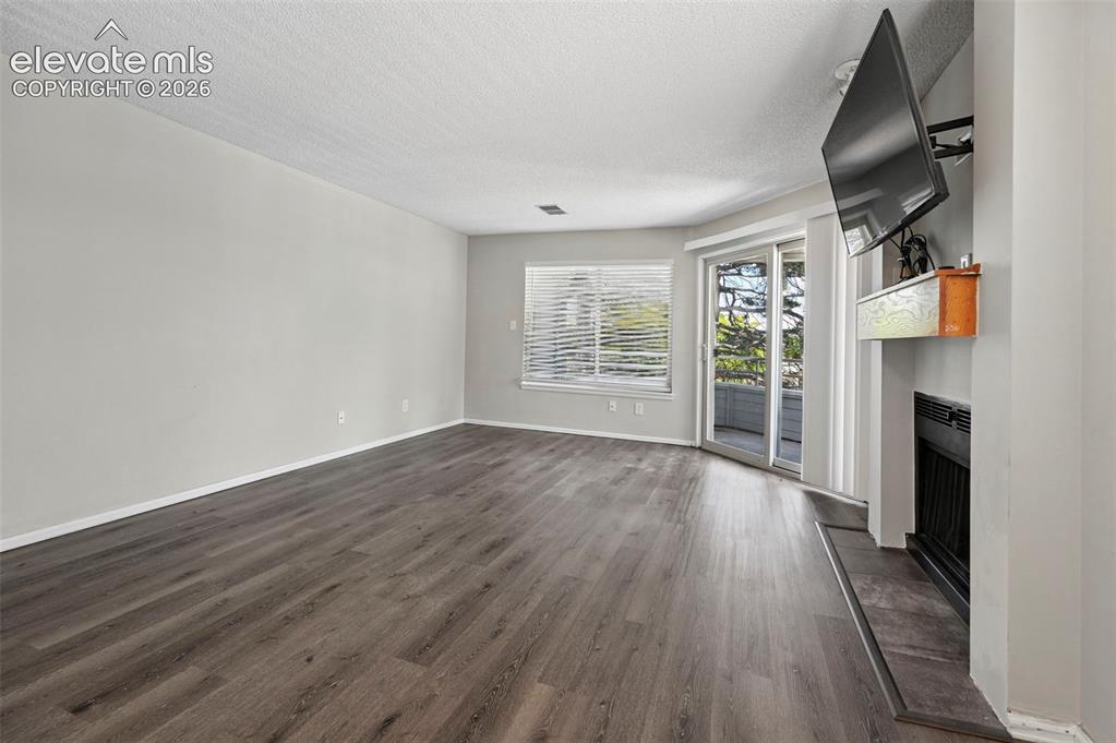Image 4 of 21: Living Room
