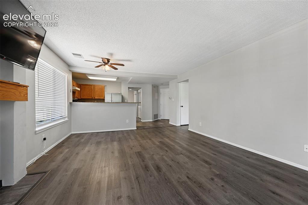 Image 5 of 21: Living Room