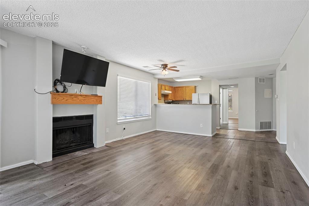 Image 6 of 21: Living Room