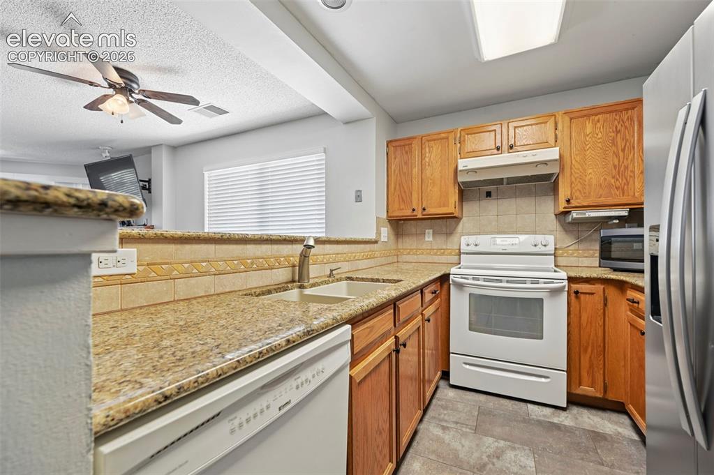 Image 7 of 21: Kitchen