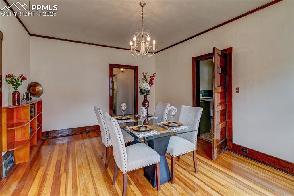 Image 11 of 37: Dining Room