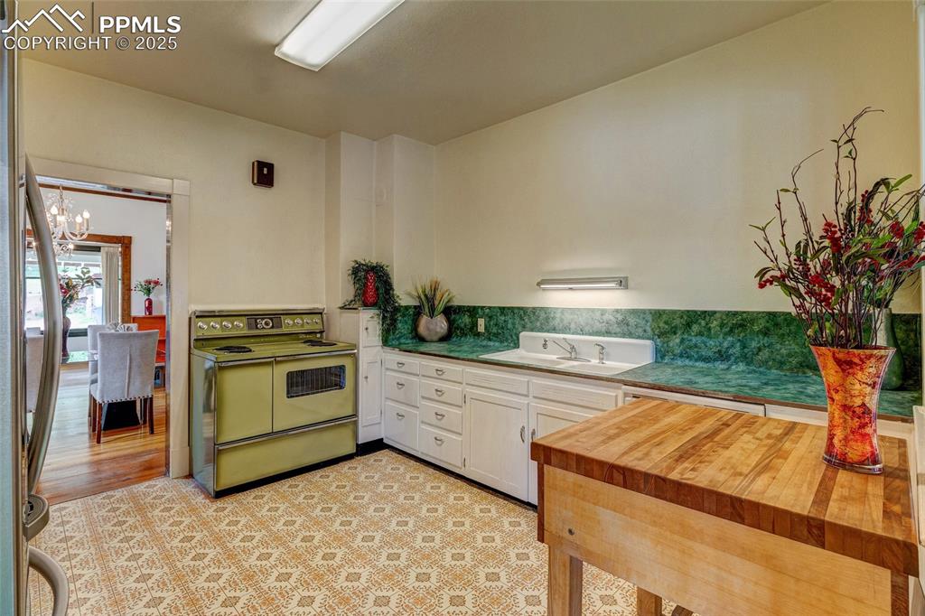 Image 14 of 37: Kitchen