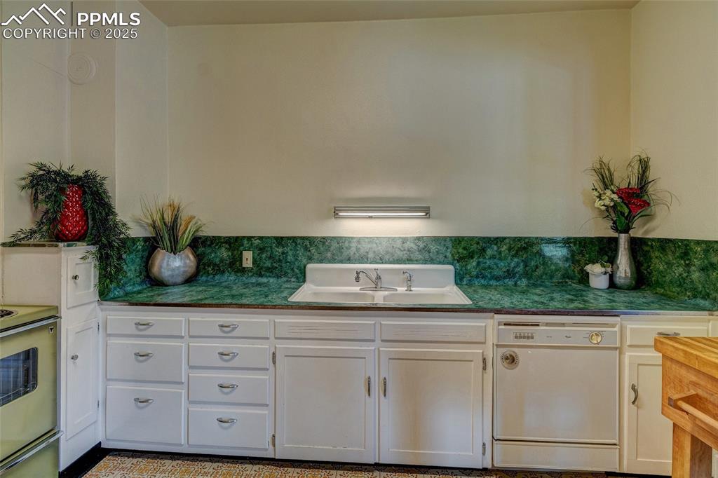 Image 15 of 37: Kitchen