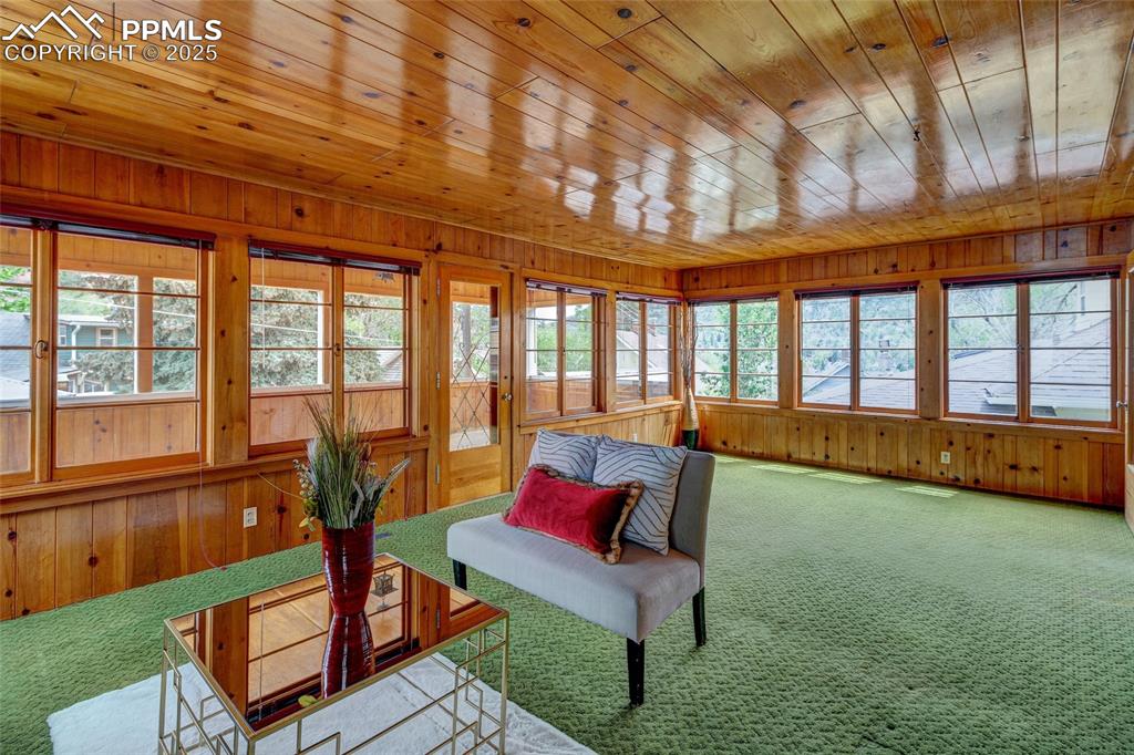 Image 19 of 37: Family Room