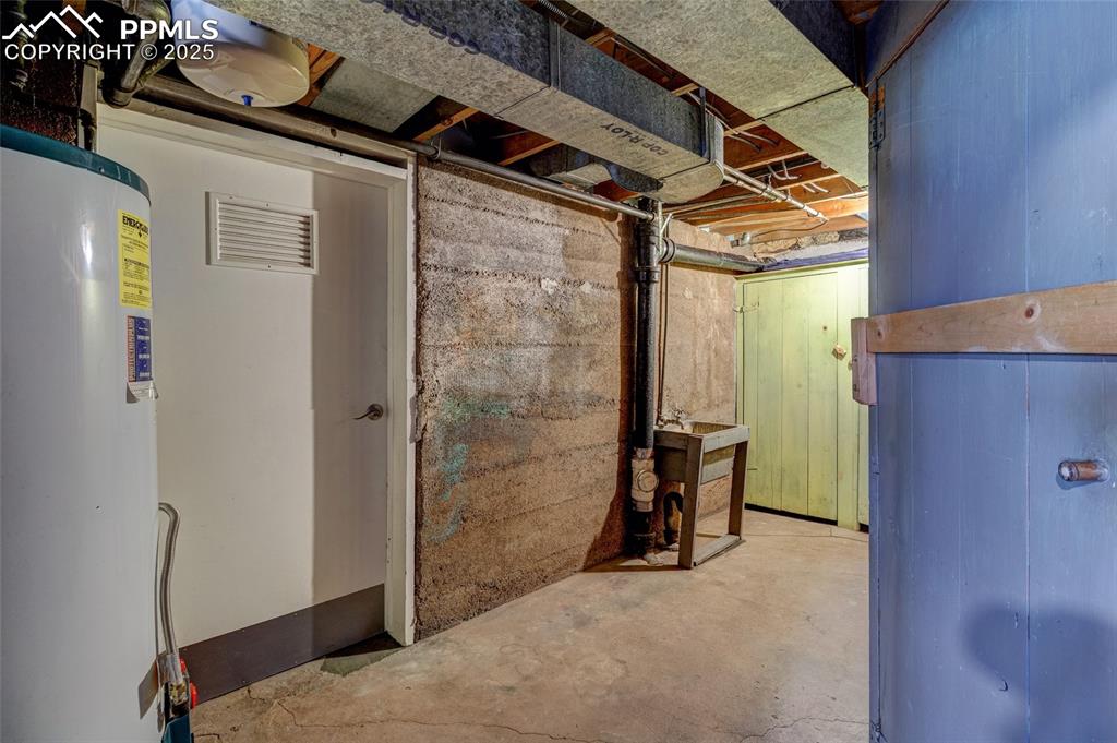 Image 34 of 37: Nice, dry basement with great storage