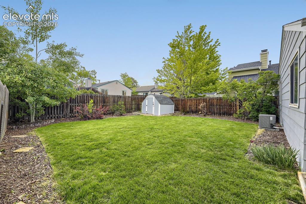 Image 20 of 29: Yard