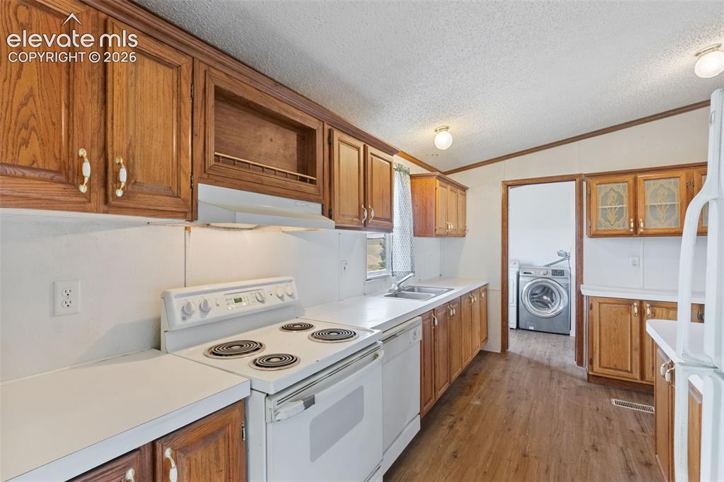 Image 12 of 24: Kitchen