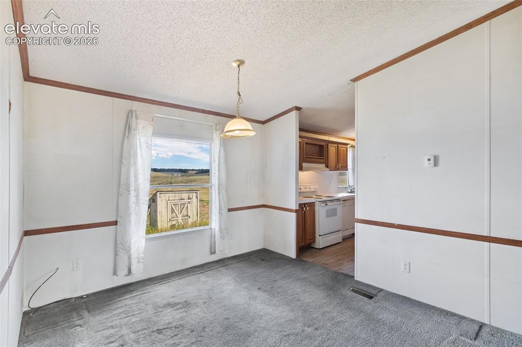 Image 14 of 24: Dining Room