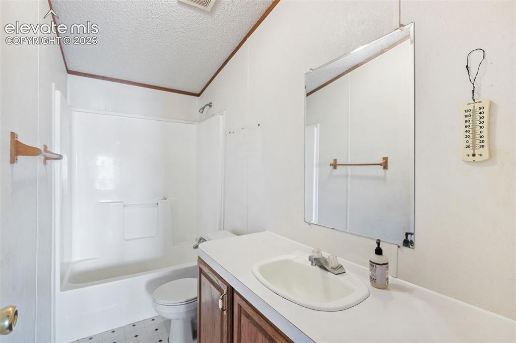 Image 19 of 24: Full bathroom