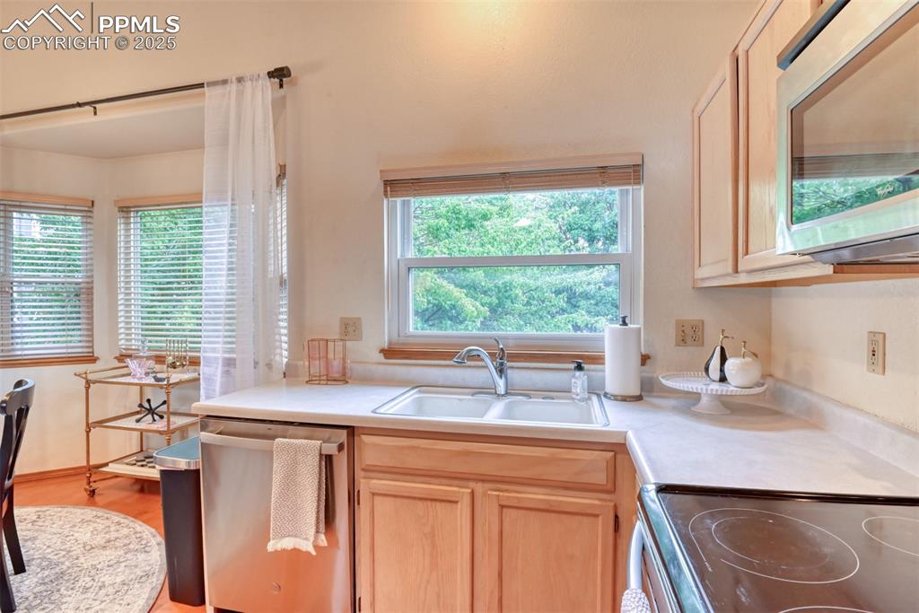 Image 14 of 43: Kitchen