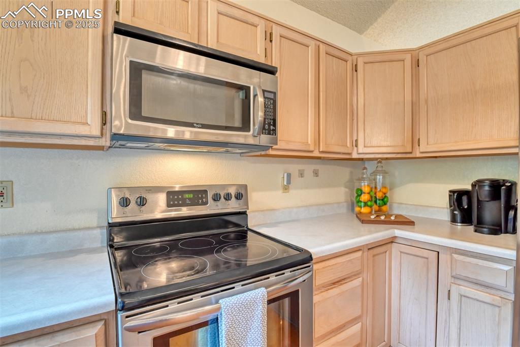 Image 15 of 43: Kitchen