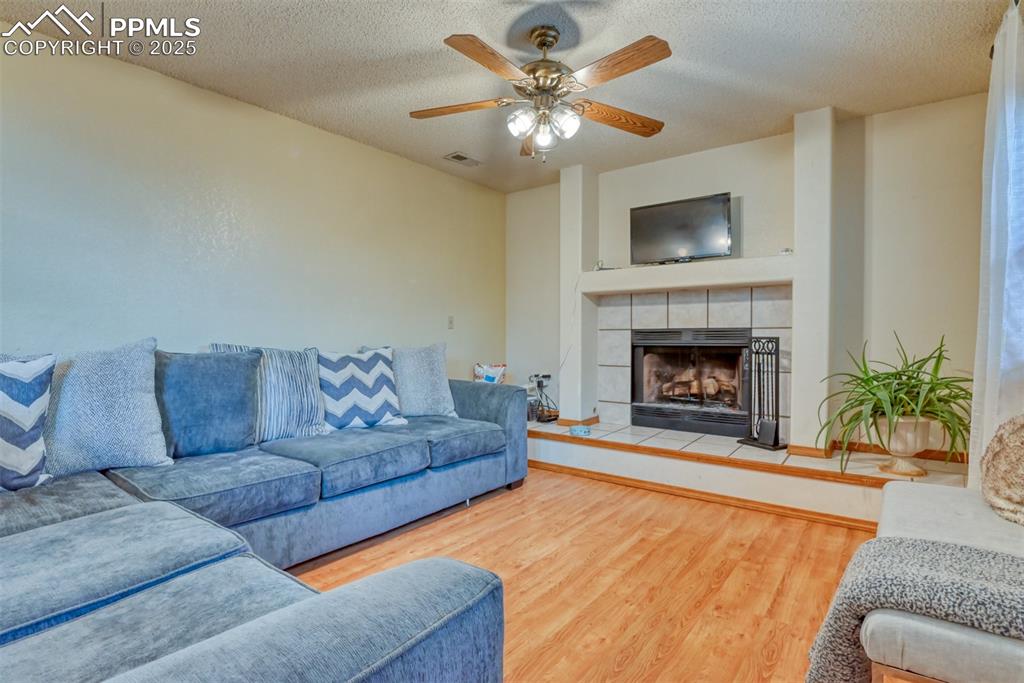 Image 18 of 43: Living Room