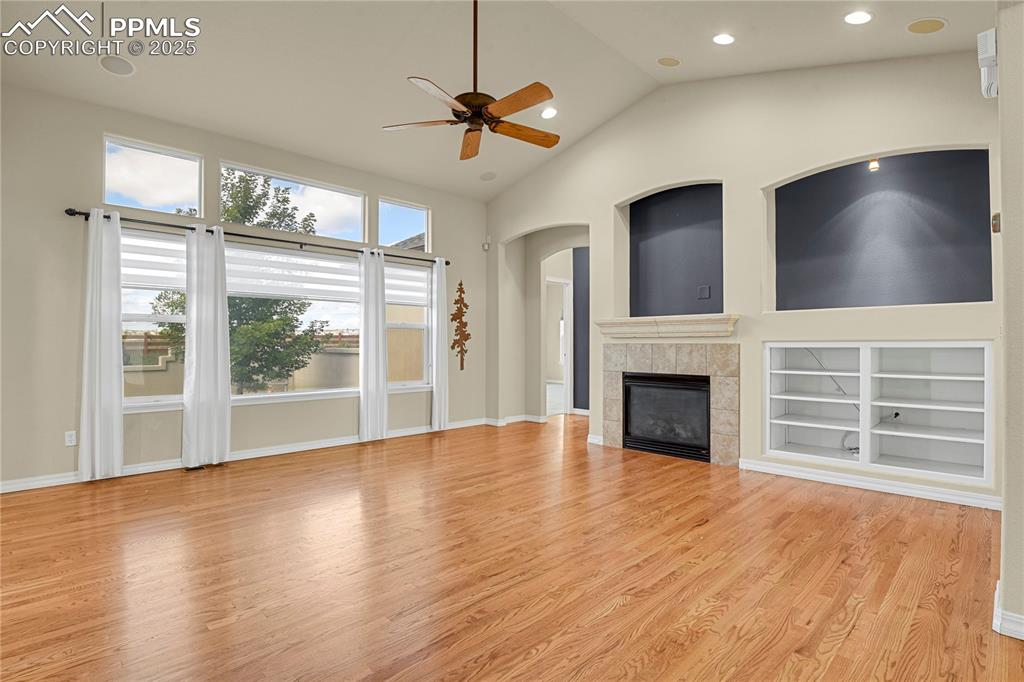 Image 16 of 50: Living Room