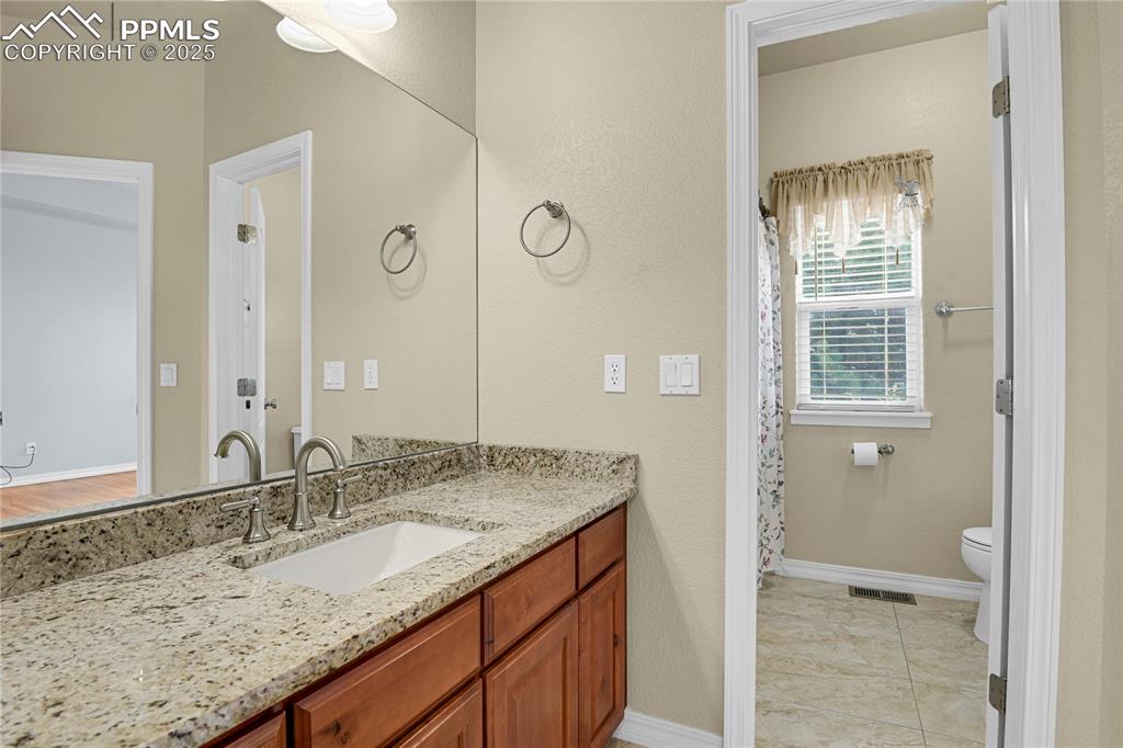 Image 21 of 50: Bathroom