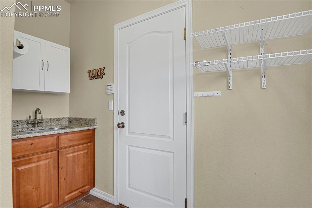 Image 24 of 50: Laundry