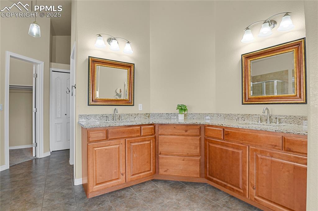 Image 26 of 50: Bathroom