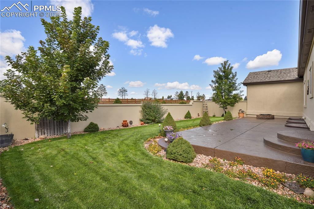 Image 39 of 50: Yard