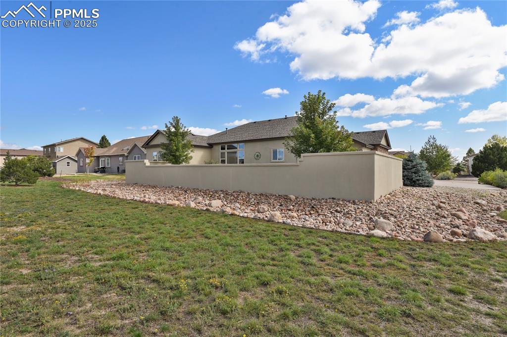 Image 41 of 50: Yard