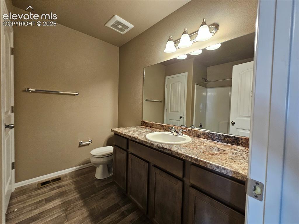 Image 16 of 20: Bathroom