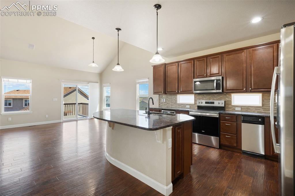 Image 16 of 49: Kitchen