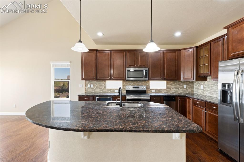 Image 17 of 49: Kitchen