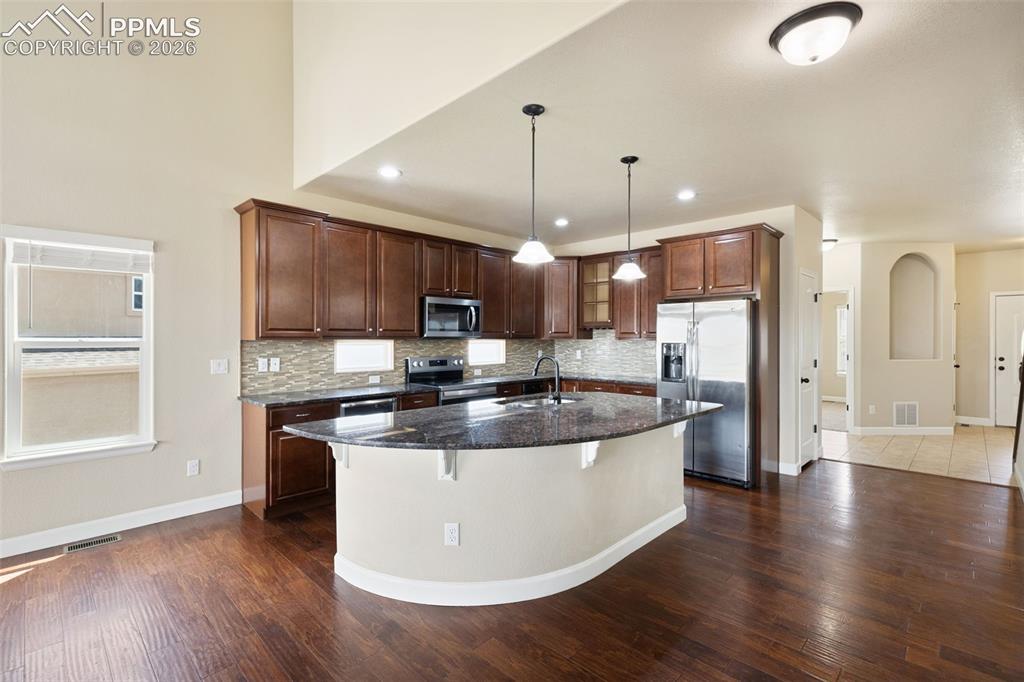 Image 18 of 49: Kitchen