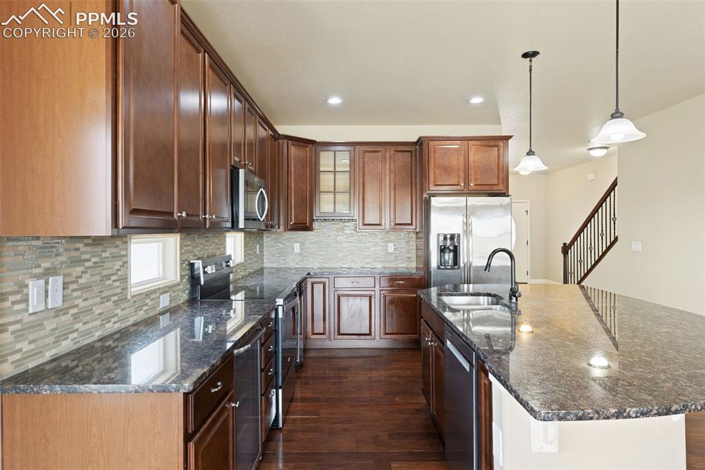 Image 19 of 49: Kitchen